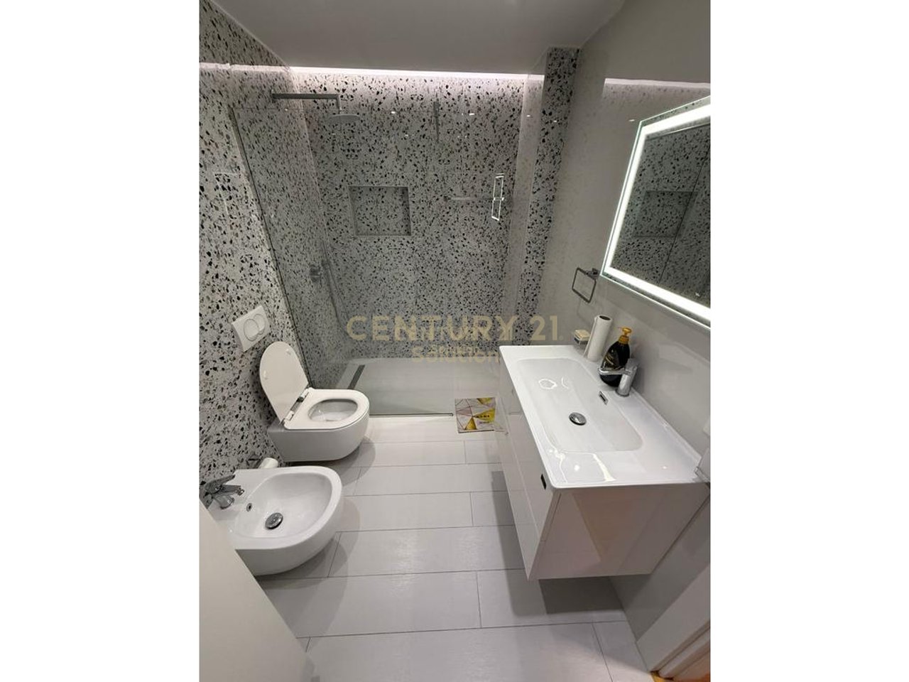 JEPET PER QIRA APARTAMENT 2+1+ POST PARKIMI TEK KOMPLEKSI STAR !