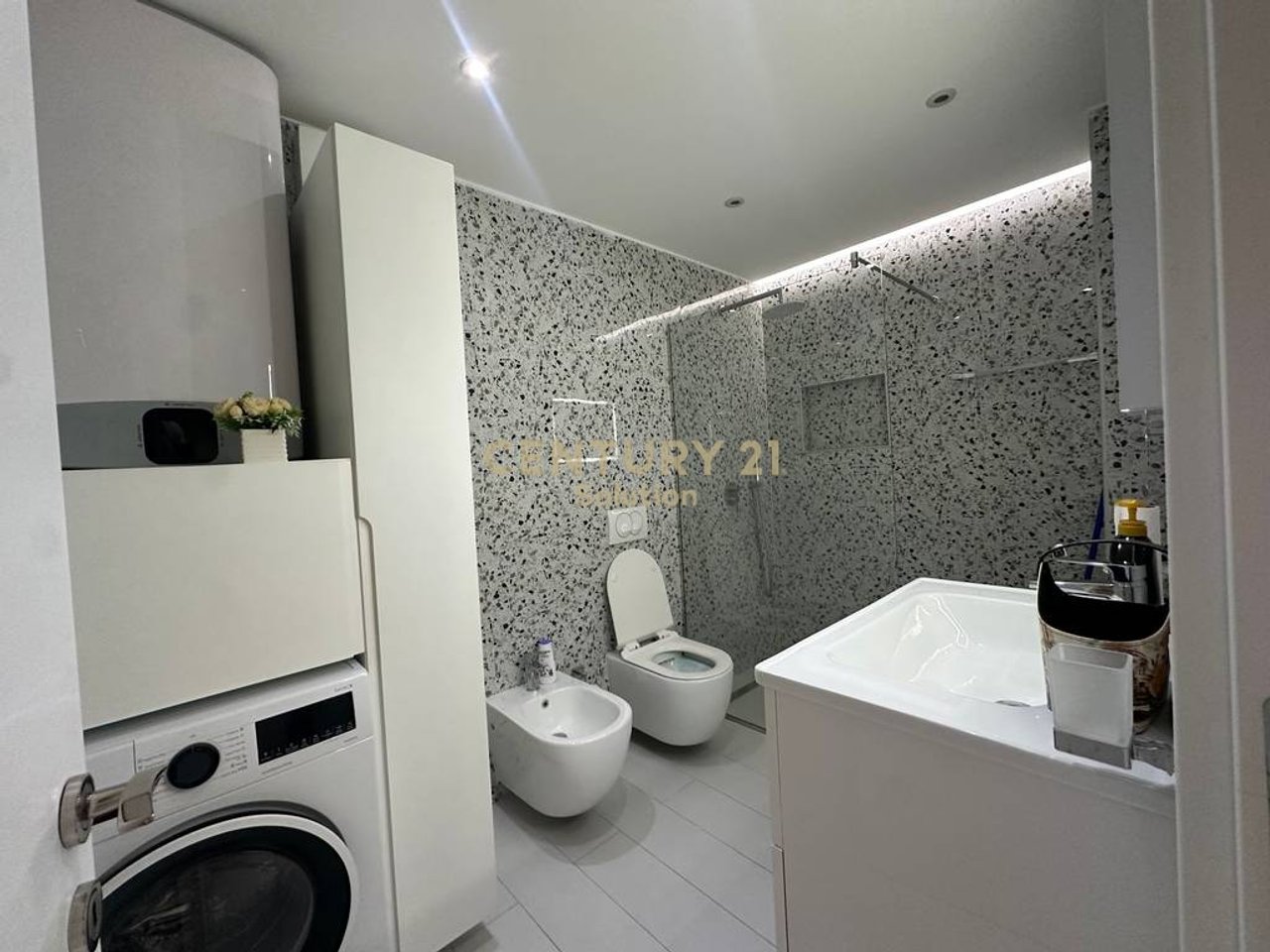 JEPET PER QIRA APARTAMENT 2+1+ POST PARKIMI TEK KOMPLEKSI STAR !