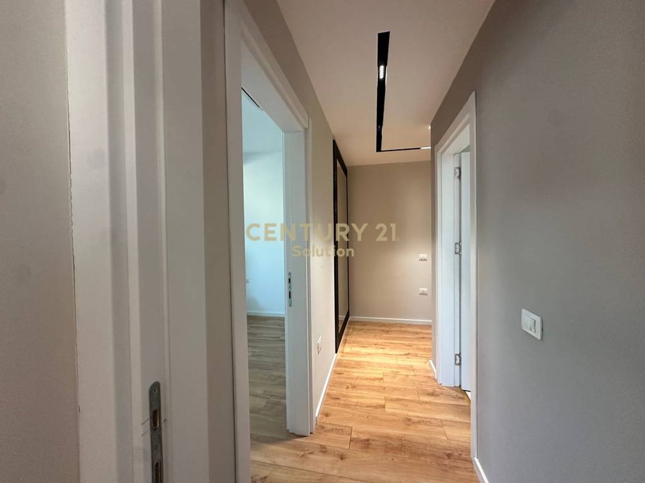JEPET PER QIRA APARTAMENT 2+1+ POST PARKIMI TEK KOMPLEKSI STAR !