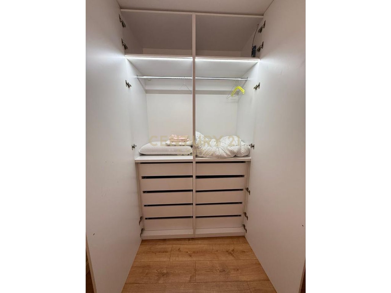 JEPET PER QIRA APARTAMENT 2+1+ POST PARKIMI TEK KOMPLEKSI STAR !