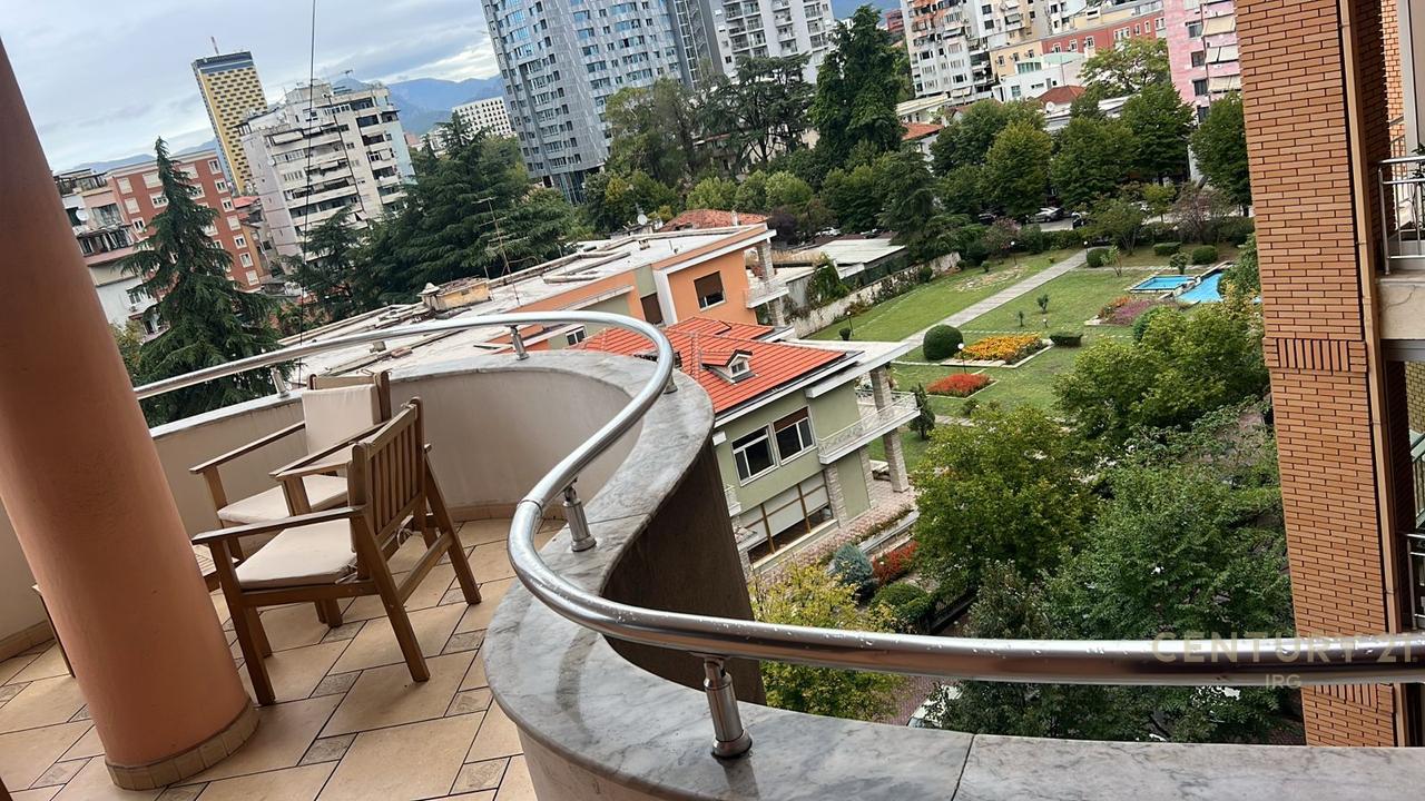 Apartament Modern 2+1 me Verandë Panoramike në Qendër të Bllokut