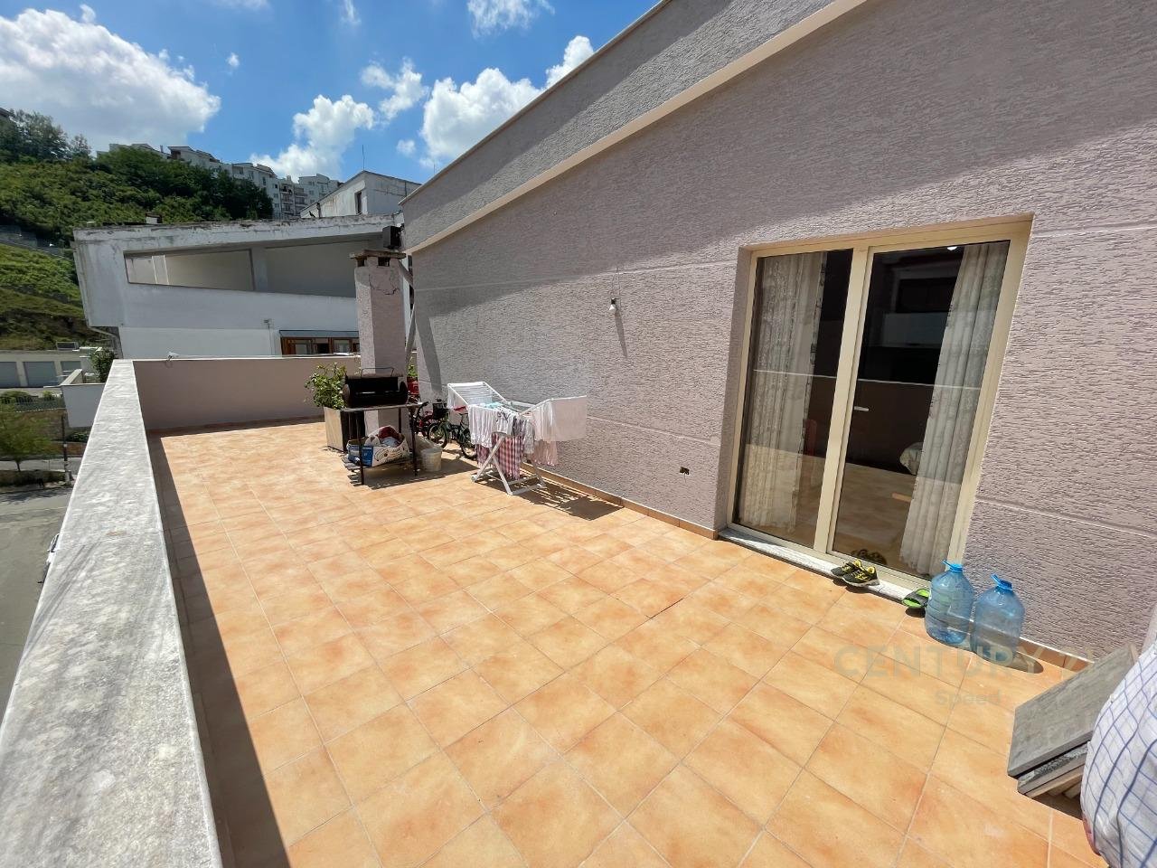 Apartament 2+1 me Verande per shitje tek Fresku (Thesari)!!