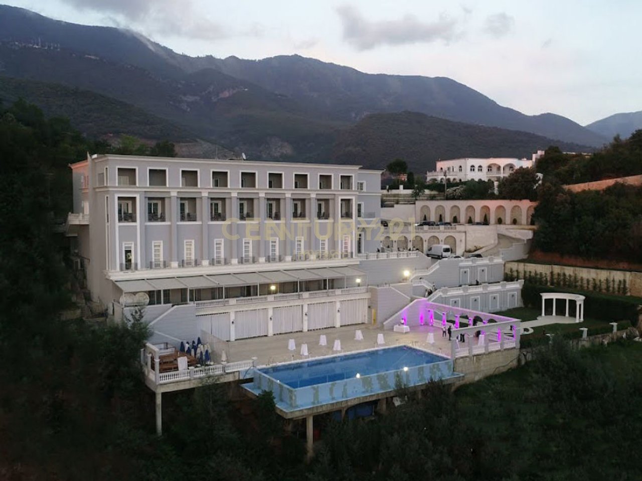VENDESI RESORT NELLA ZONA DI DAJTI!