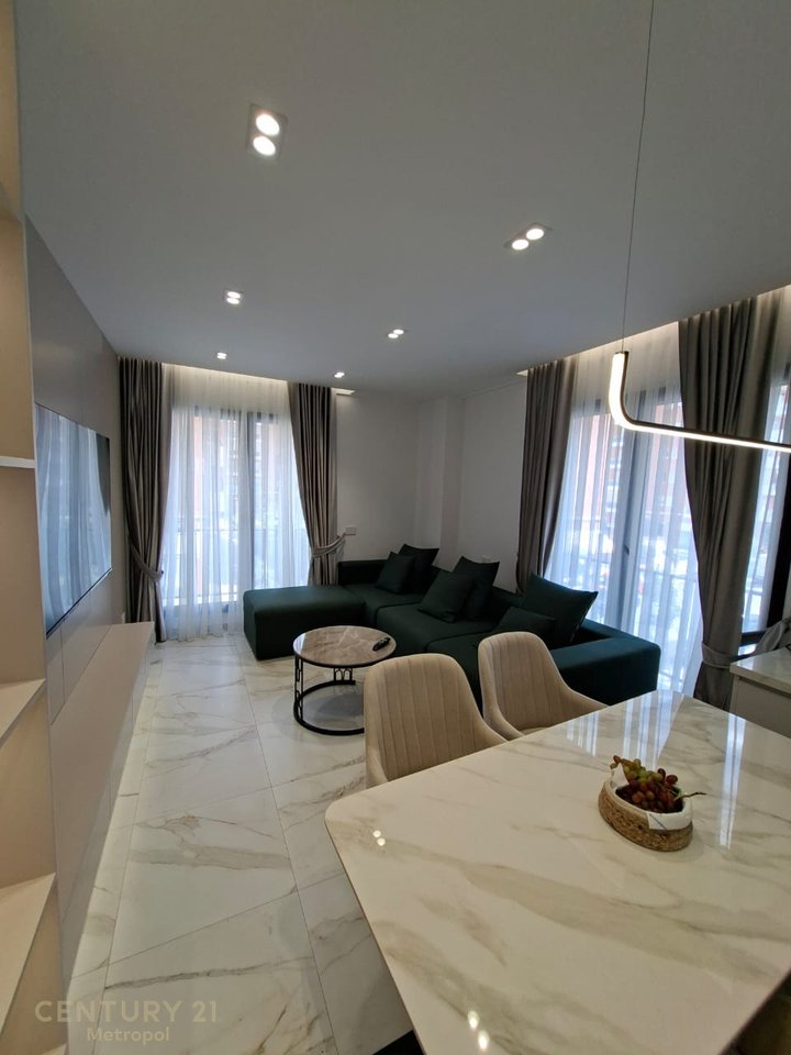 Appartamento 3+2+ garage in affitto ad Astir, Tirana -
