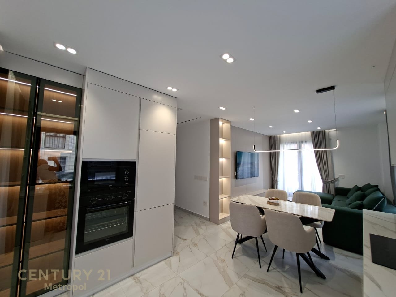 Appartamento 3+2+ garage in affitto ad Astir, Tirana -