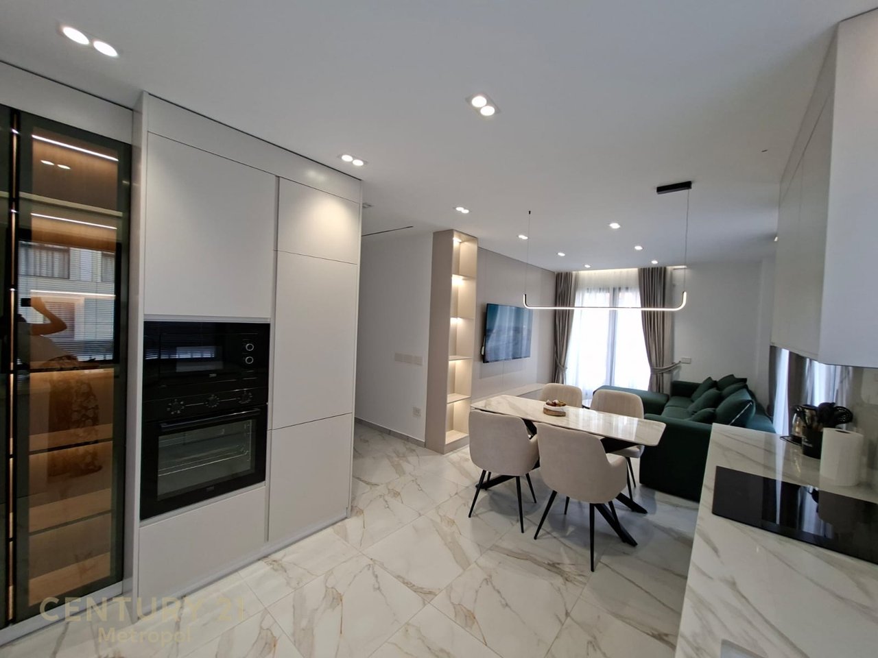 Appartamento 3+2+ garage in affitto ad Astir, Tirana -
