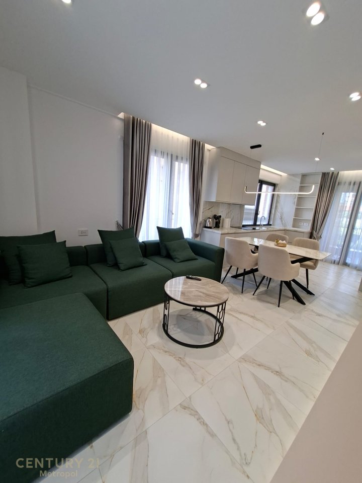 Appartamento 3+2+ garage in affitto ad Astir, Tirana -