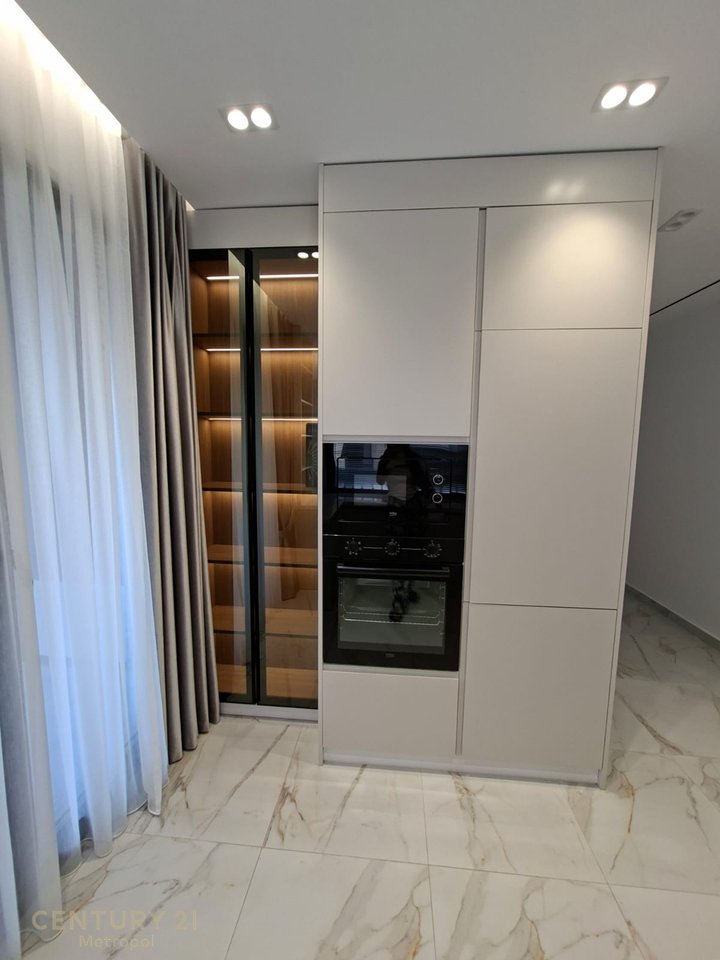 Appartamento 3+2+ garage in affitto ad Astir, Tirana -