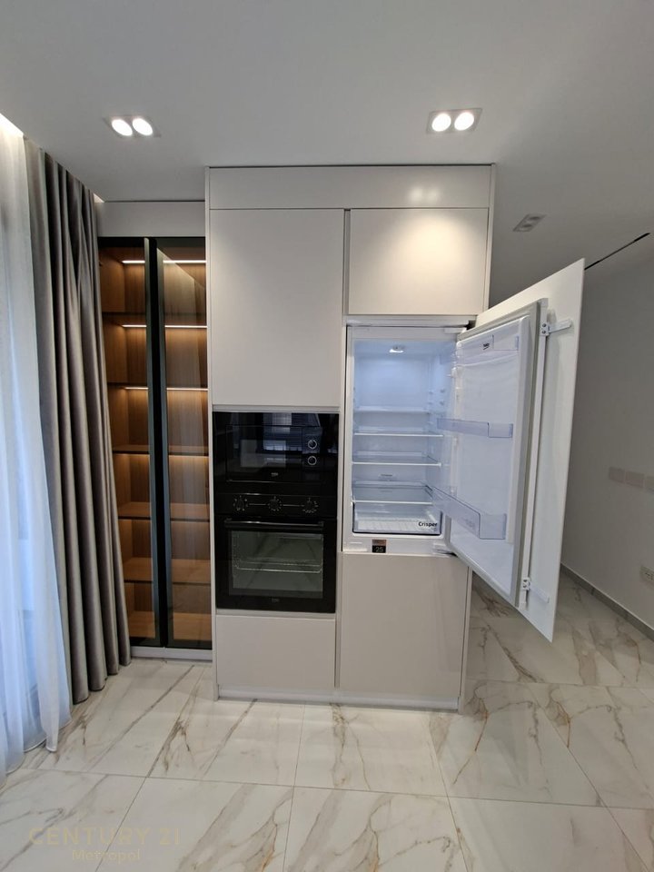 Appartamento 3+2+ garage in affitto ad Astir, Tirana -