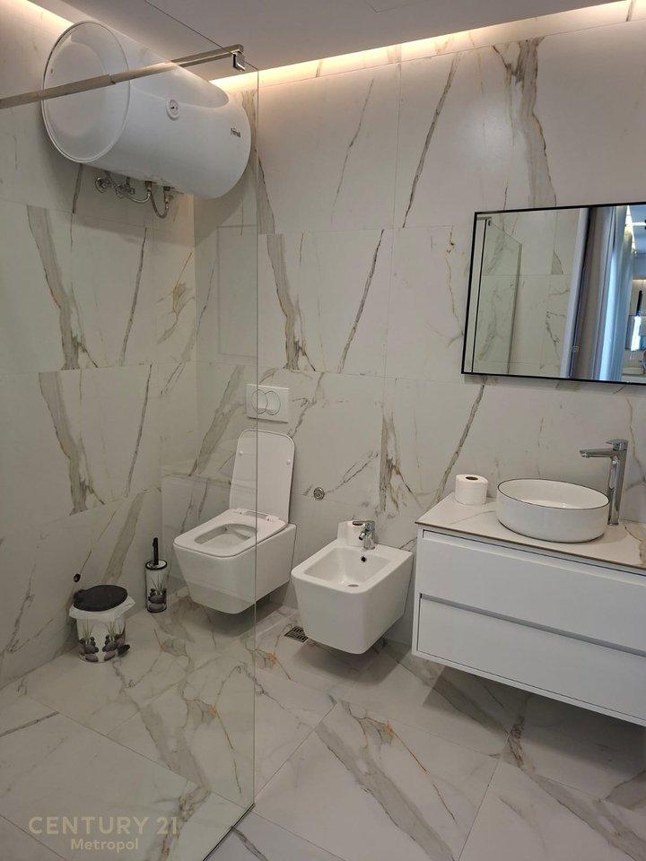 Appartamento 3+2+ garage in affitto ad Astir, Tirana -