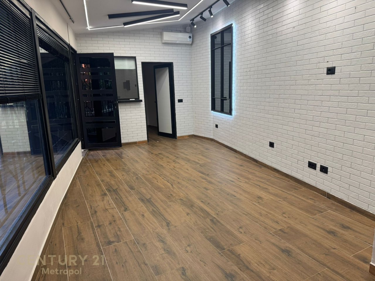 COMMERCIAL SPACE FOR RENT, FLOOR PERDHE-21 DECEMBER!