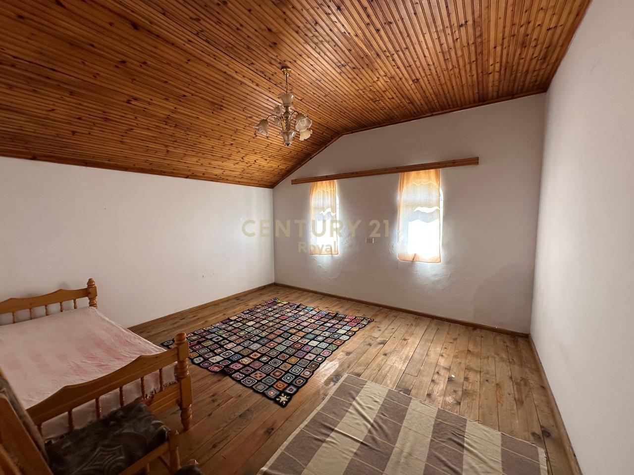 VILLA SU 3 PIANI IN VENDITA A KRUJE