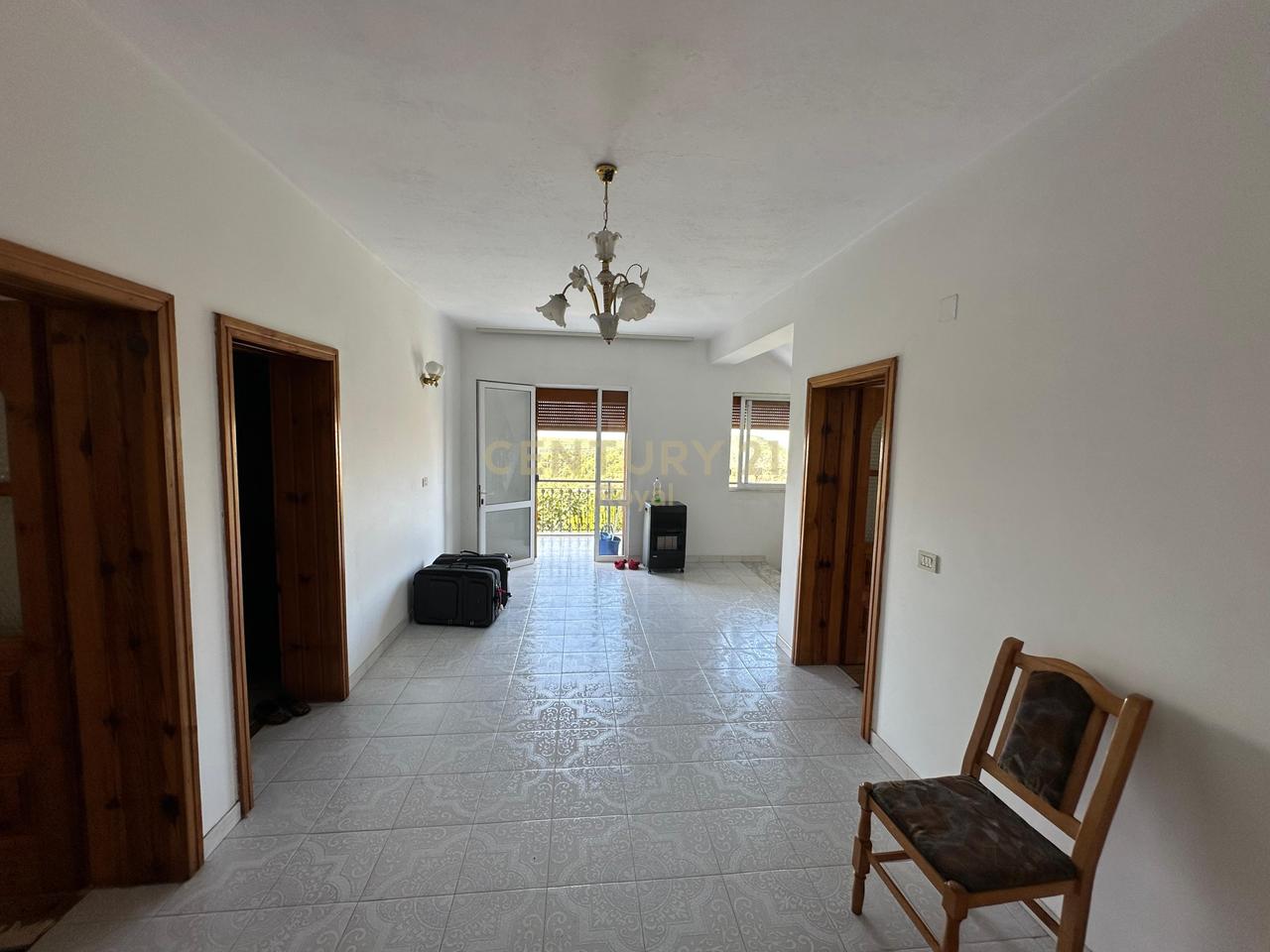 VILLA SU 3 PIANI IN VENDITA A KRUJE