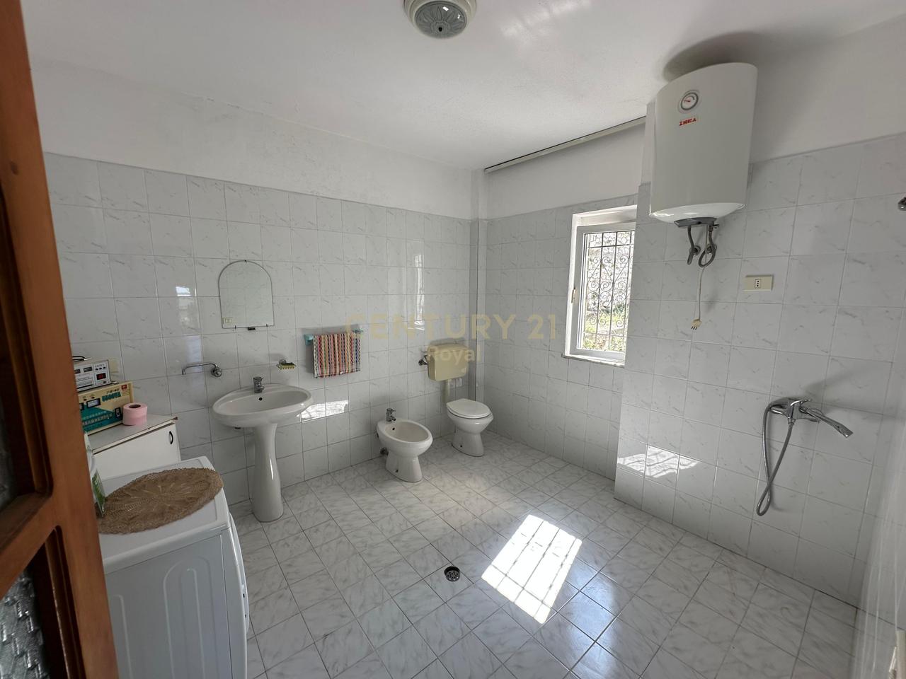 VILLA SU 3 PIANI IN VENDITA A KRUJE