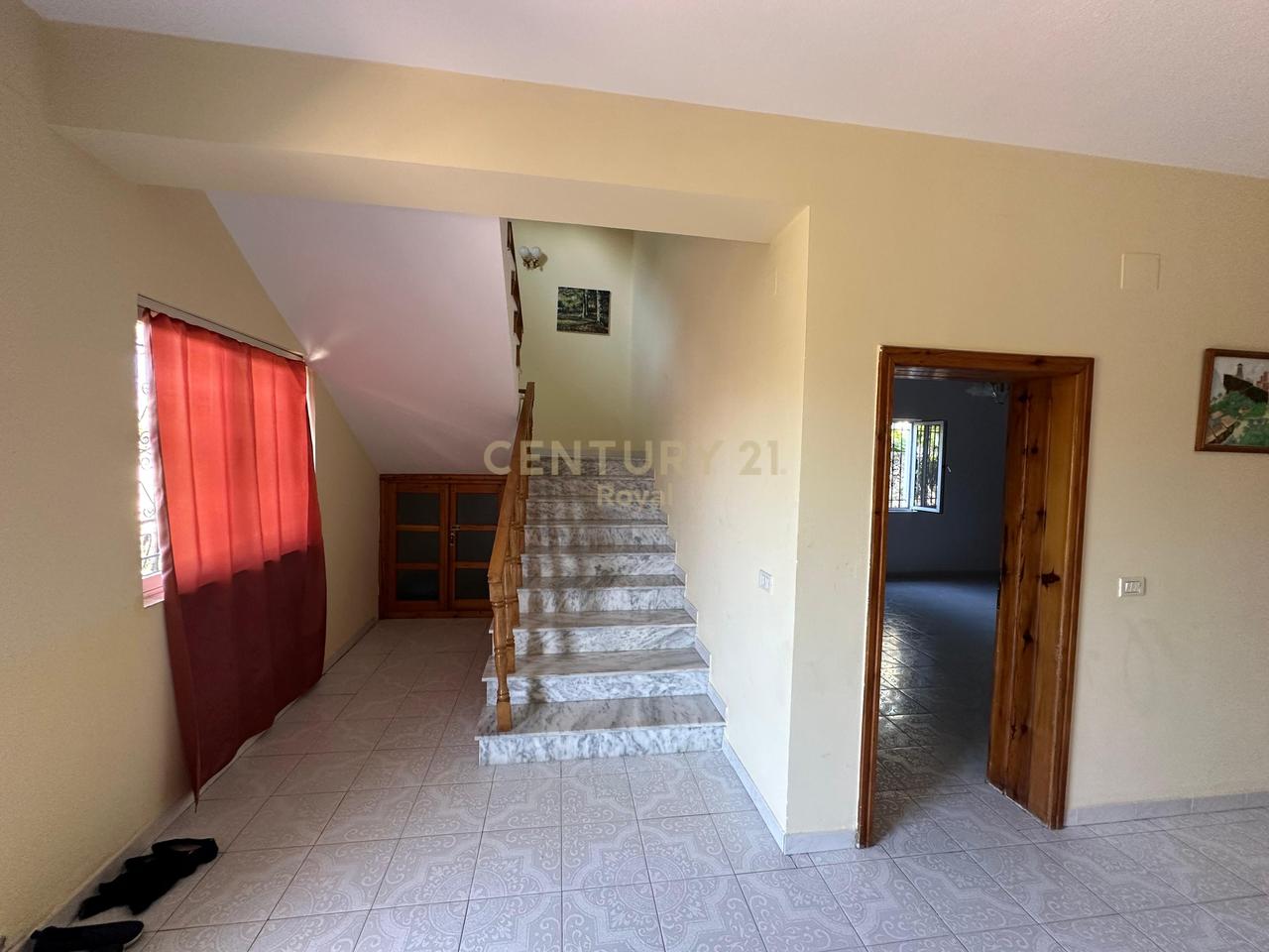 VILLA SU 3 PIANI IN VENDITA A KRUJE