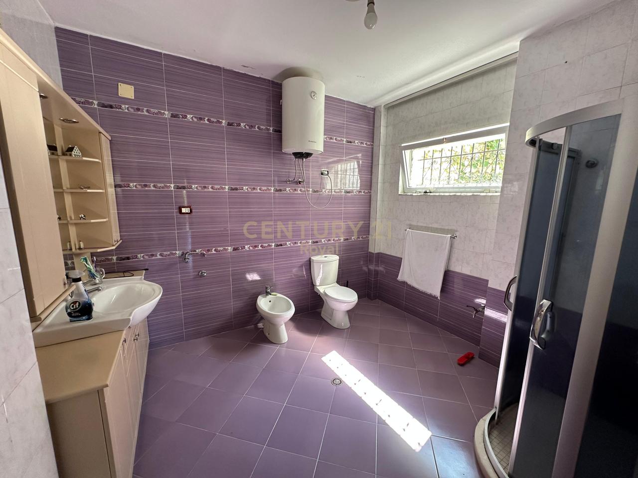 VILLA SU 3 PIANI IN VENDITA A KRUJE