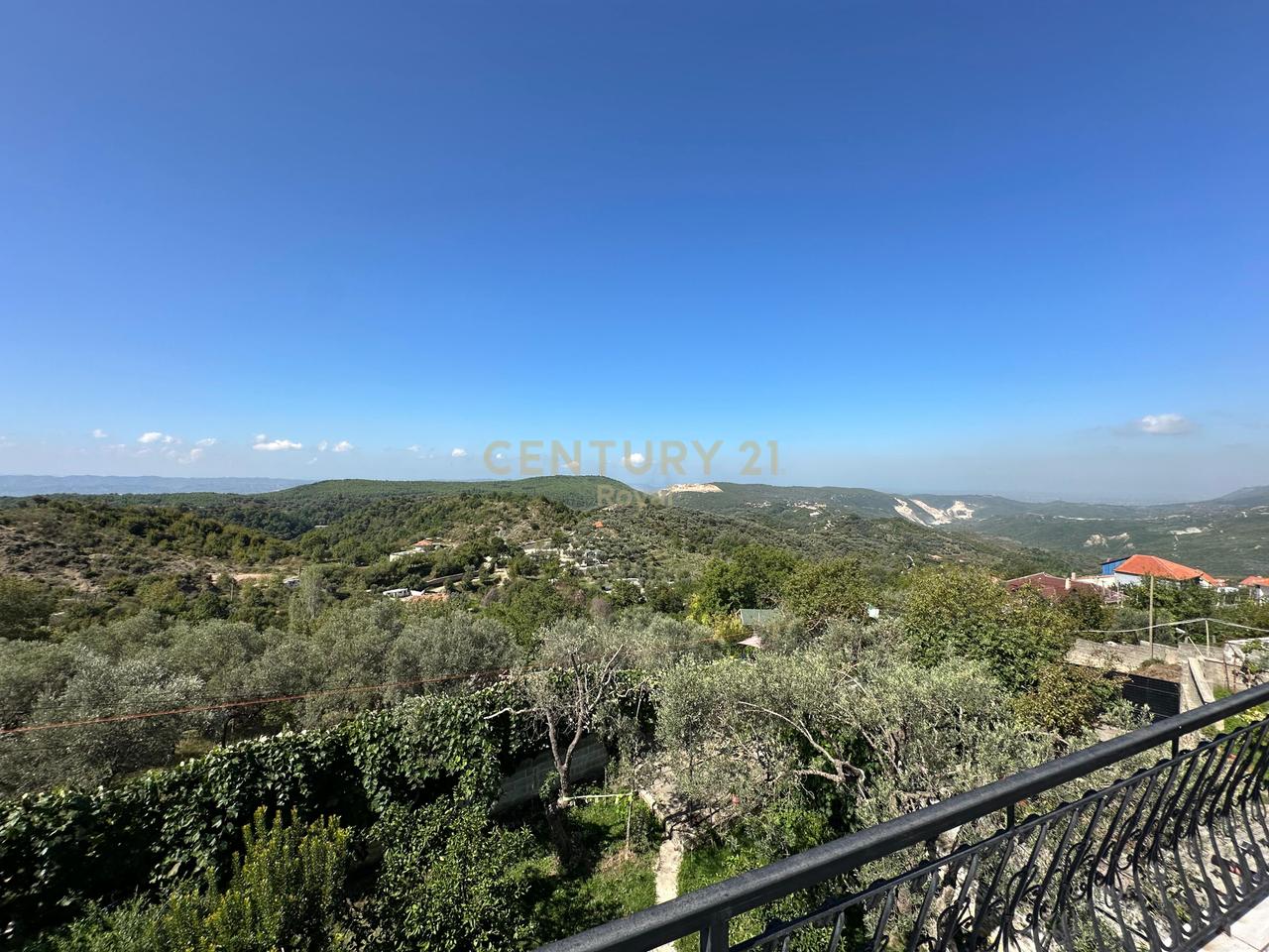 VILLA SU 3 PIANI IN VENDITA A KRUJE