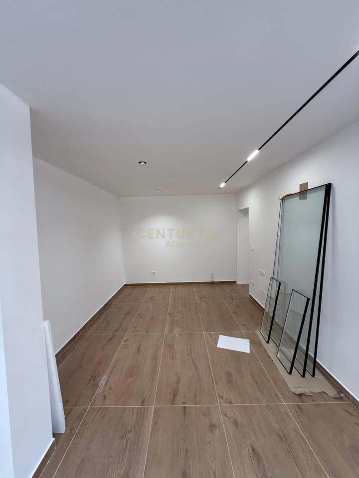 THE ONLY BARDHYL STREET, WE RENT A SHOP SUITABLE FOR DIFFERENT TYPES OF BUSINESS!!