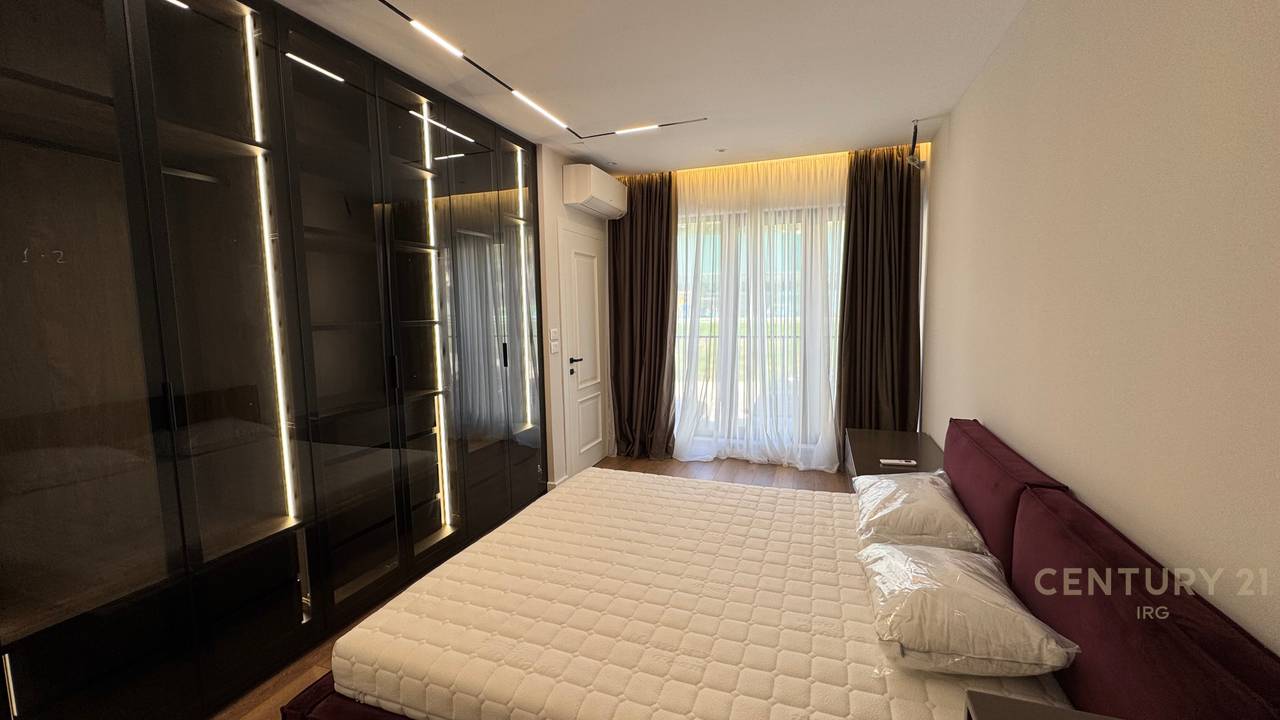 JEPET ME QIRA DUPLEKS LUKSOZ + POST PARKIMI TEK KODRA E DIELLIT  !