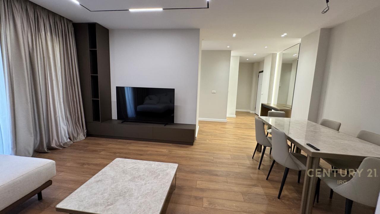 JEPET ME QIRA DUPLEKS LUKSOZ + POST PARKIMI TEK KODRA E DIELLIT  !