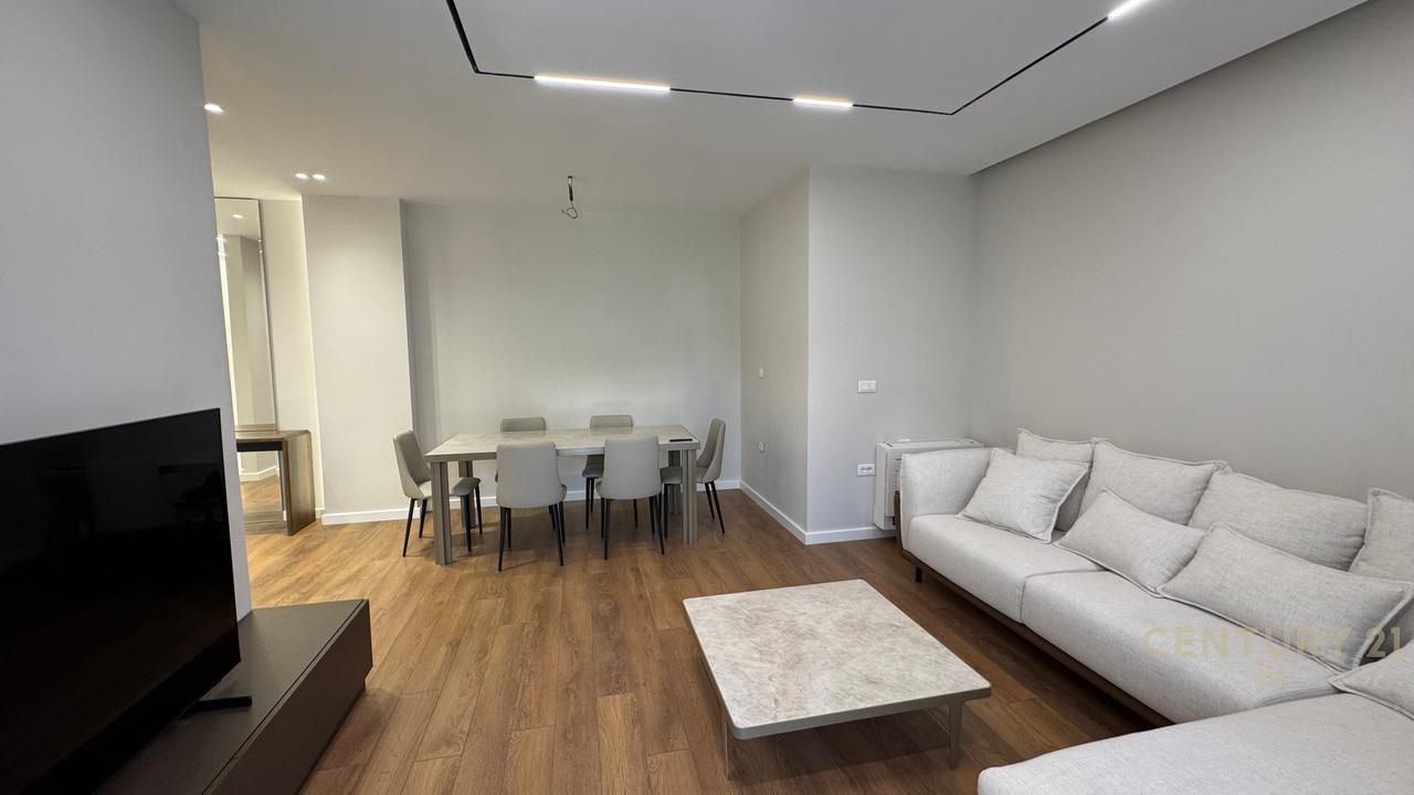 JEPET ME QIRA DUPLEKS LUKSOZ + POST PARKIMI TEK KODRA E DIELLIT  !