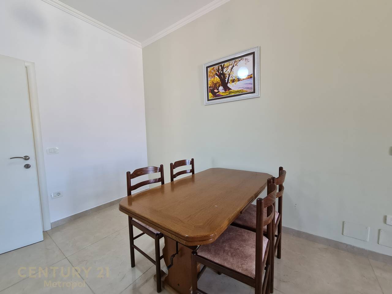 OFROJ PER QIRA  APARTAMENT 2+1+2 ME POST PARKIMI, PERBALLE SPITALIT AMERIKAN 3-SELITE!