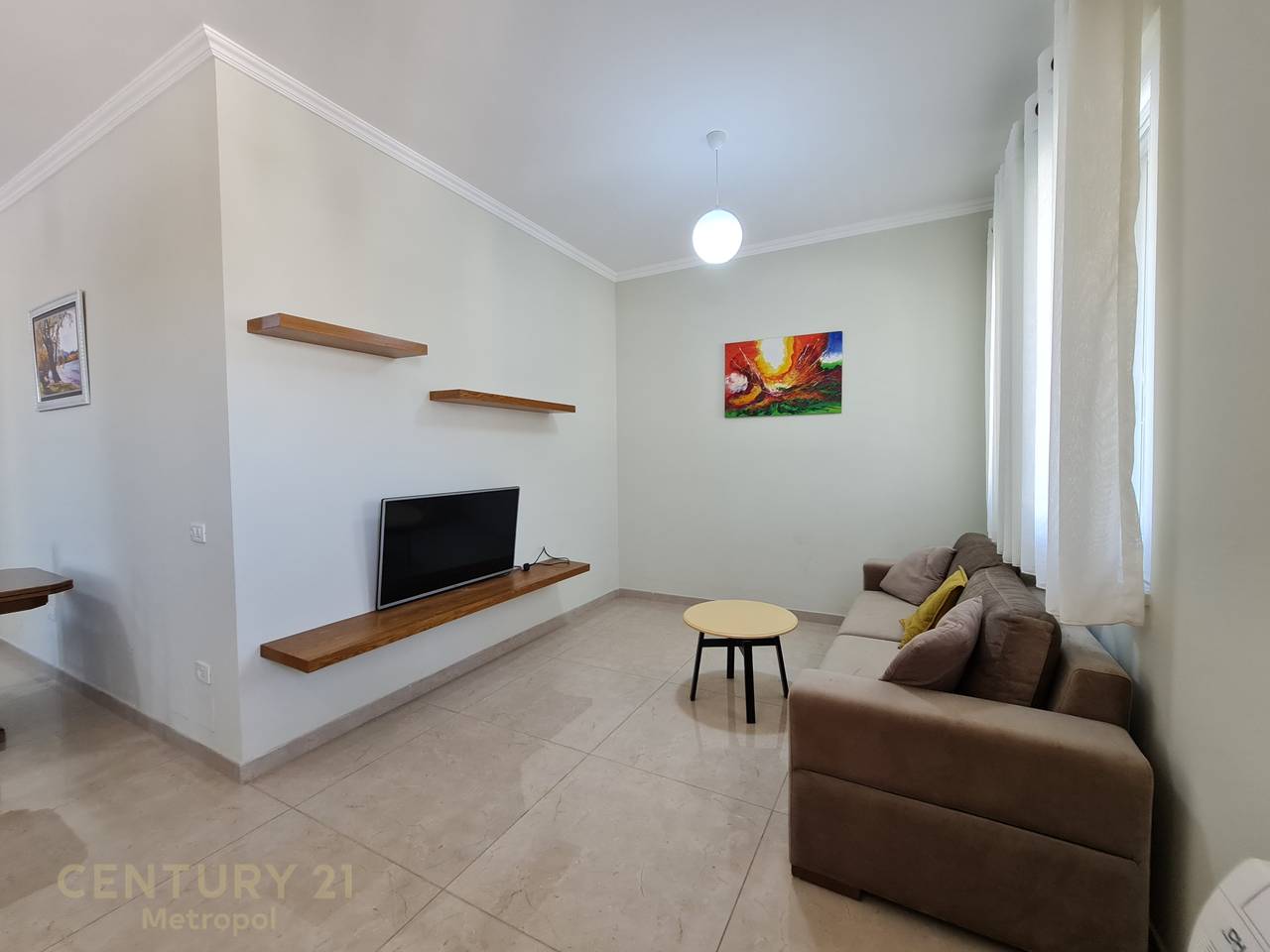 OFROJ PER QIRA  APARTAMENT 2+1+2 ME POST PARKIMI, PERBALLE SPITALIT AMERIKAN 3-SELITE!