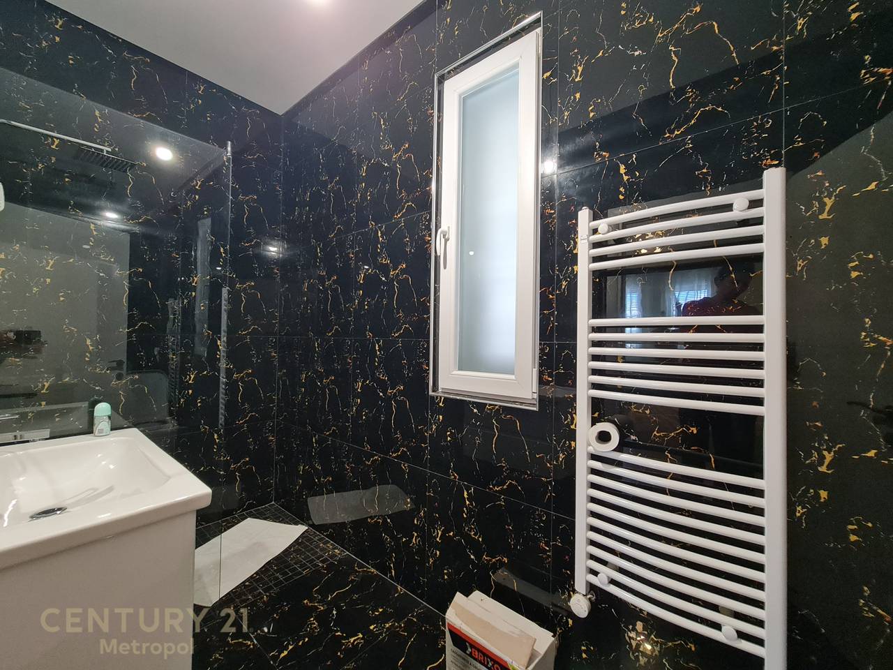 OFROJ PER QIRA  APARTAMENT 2+1+2 ME POST PARKIMI, PERBALLE SPITALIT AMERIKAN 3-SELITE!