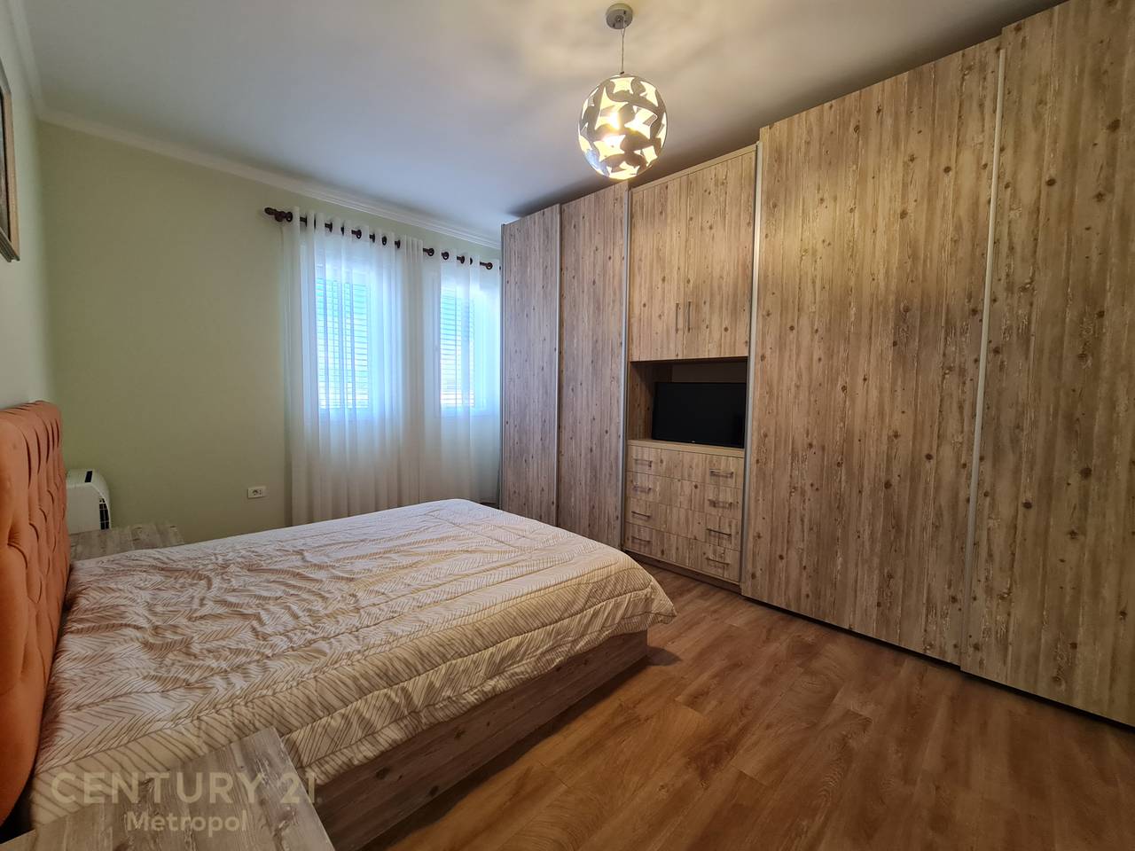 OFROJ PER QIRA  APARTAMENT 2+1+2 ME POST PARKIMI, PERBALLE SPITALIT AMERIKAN 3-SELITE!