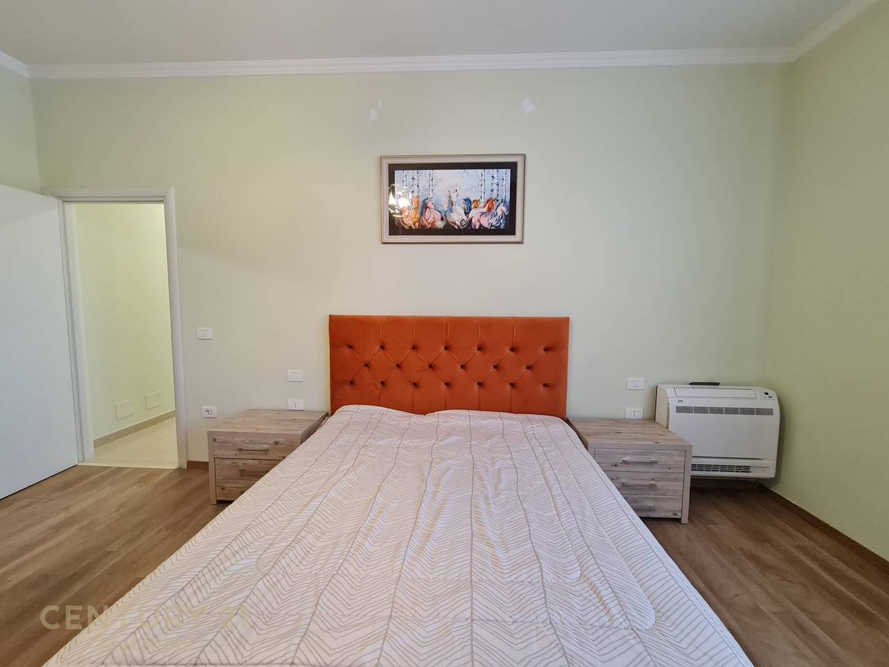 OFROJ PER QIRA  APARTAMENT 2+1+2 ME POST PARKIMI, PERBALLE SPITALIT AMERIKAN 3-SELITE!