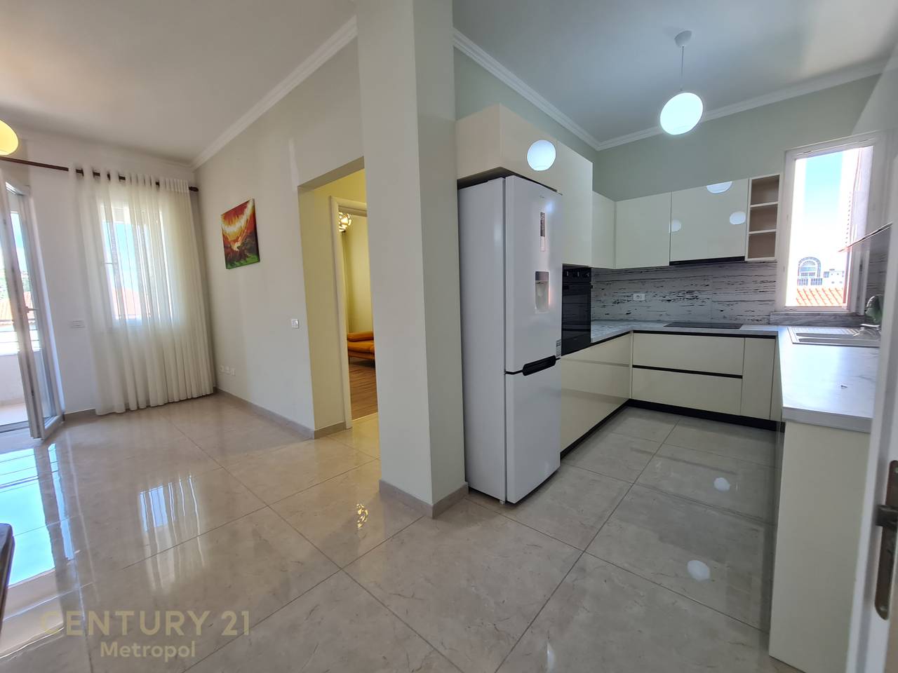 OFROJ PER QIRA  APARTAMENT 2+1+2 ME POST PARKIMI, PERBALLE SPITALIT AMERIKAN 3-SELITE!