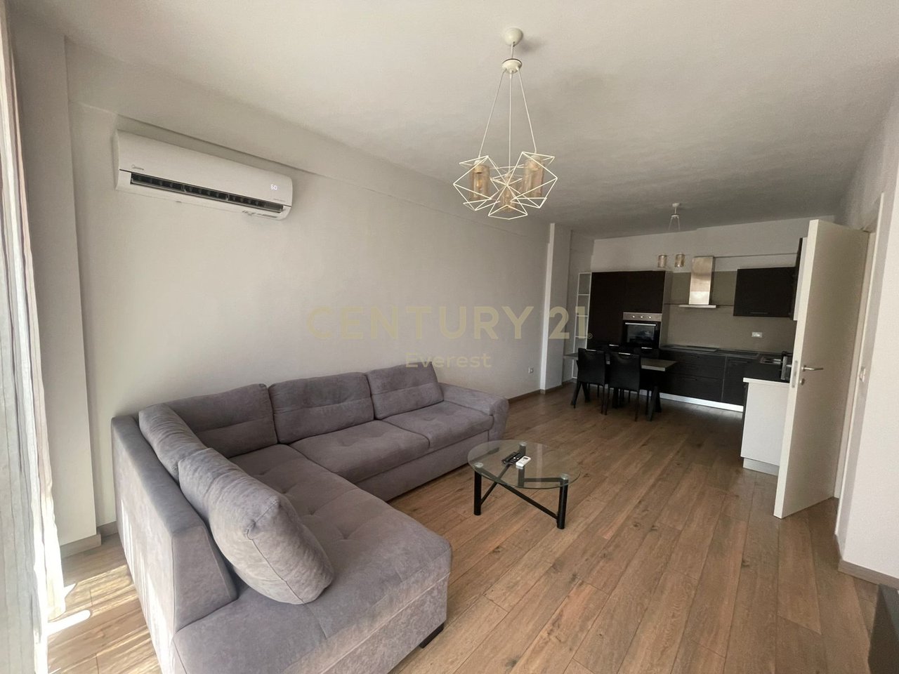 FOLEJA E GJELBER, APARTAMENT 1+1+1 P.PARKIMI PER QIRA