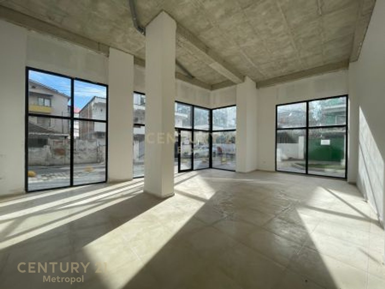 Commercial space 66m2 for sale in the Paris Commune, Tirana
