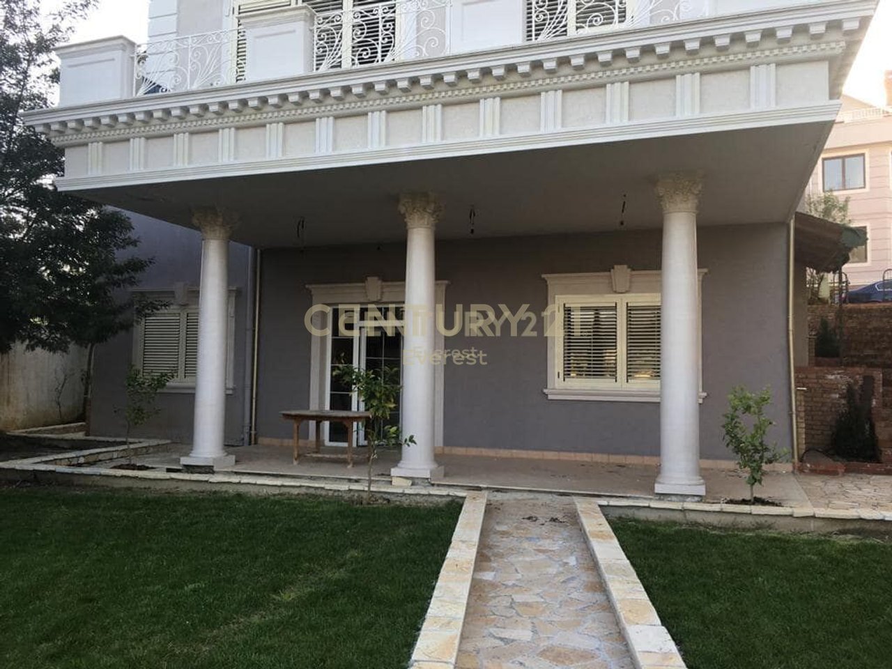 AKACIA HILLS, Shesim VILE 3-KATE ME PISHINE