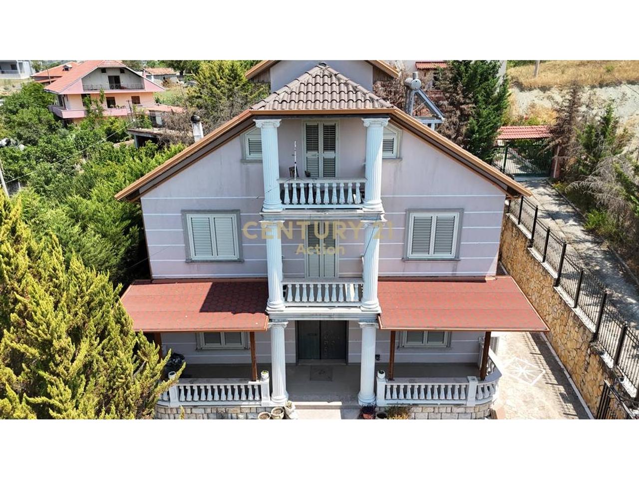 Shitet vile tre kateshe te Bujtina e Kuqe, Peze!