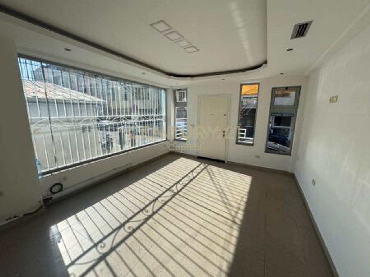 Spazio commerciale in affitto in via Mine Peza, Tirana