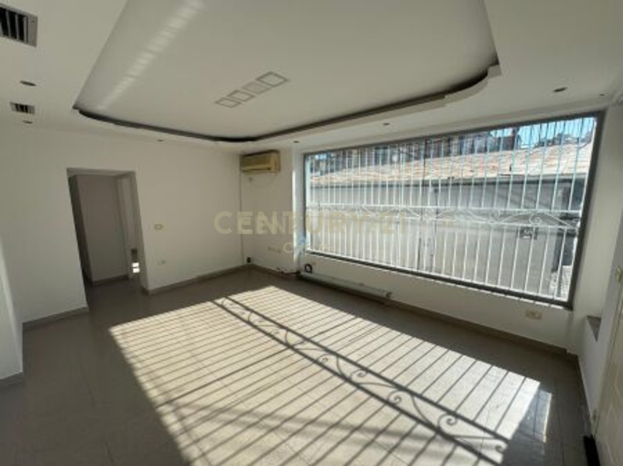 Spazio commerciale in affitto in via Mine Peza, Tirana