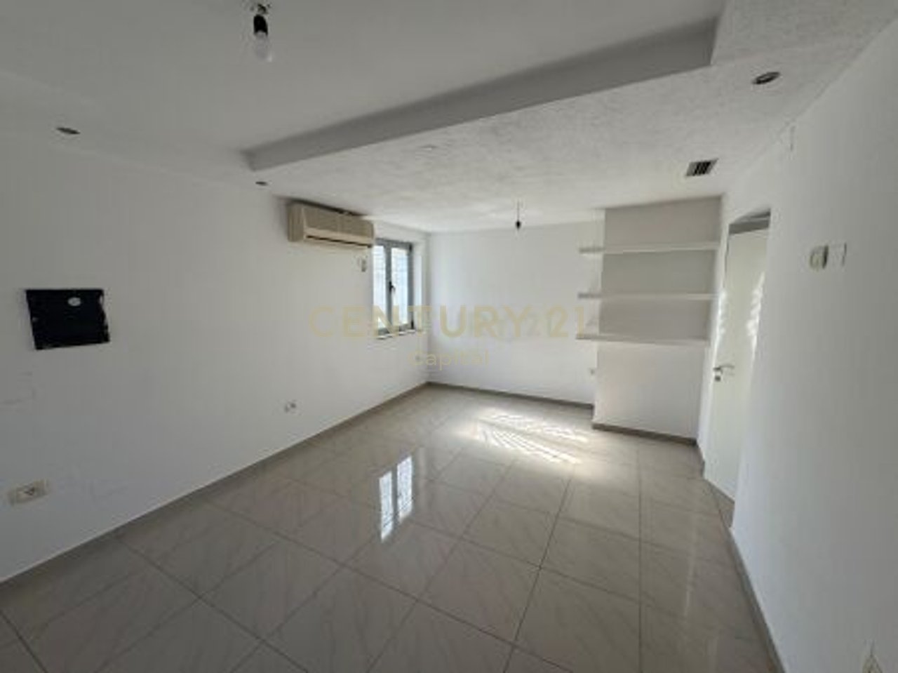 Spazio commerciale in affitto in via Mine Peza, Tirana