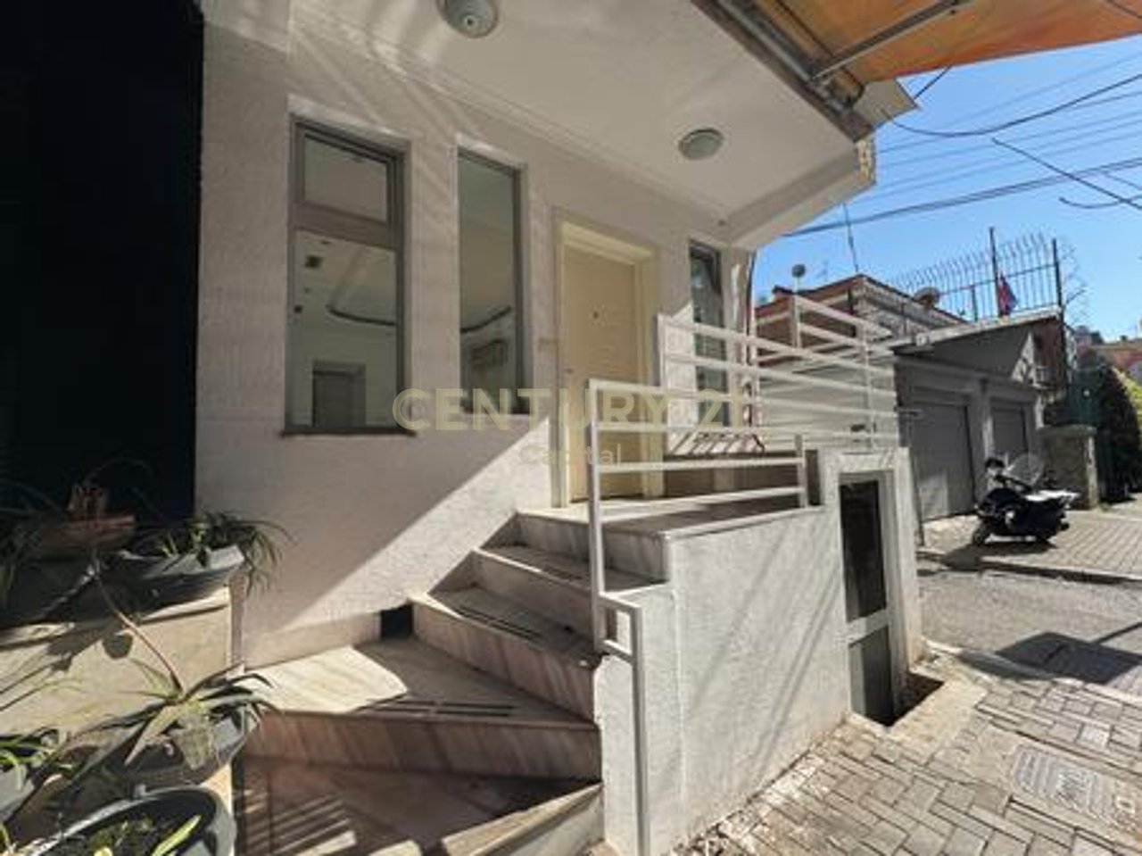 Spazio commerciale in affitto in via Mine Peza, Tirana