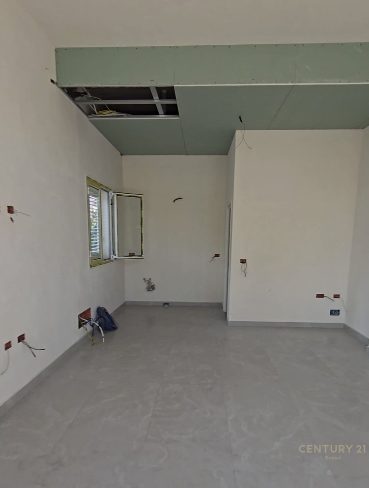 BUSINESS PREMISES FOR RENT ON MAIN ROAD (BIG RING)