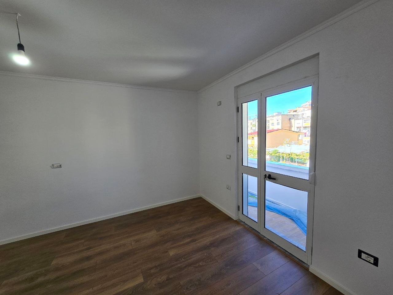 APARTAMENT 2+1 PER SHITJE PRANE SHKOLLES 1 MAJ!