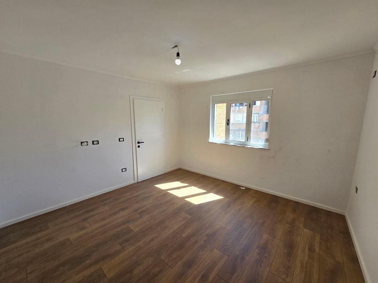 APARTAMENT 2+1 PER SHITJE PRANE SHKOLLES 1 MAJ!