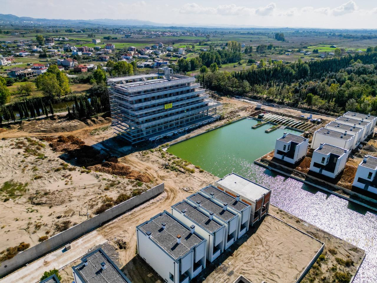 APARTAMENT 2+1+2 ME VERANDE TE TURQUOISE MARINA!