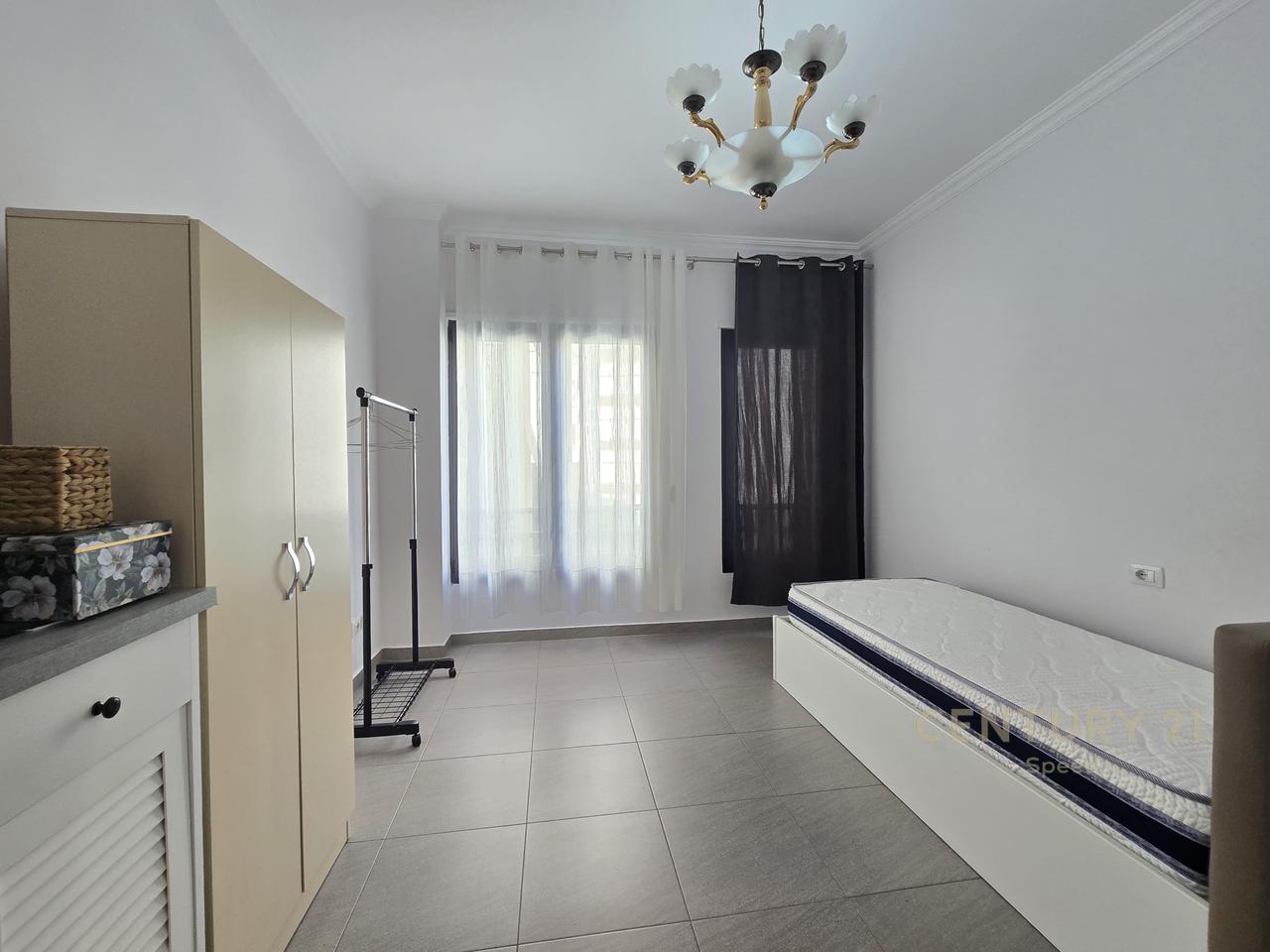 APARTAMENT 2+1 ME QIRA PRANE PAZARIT TE RI, TIRANE !!!