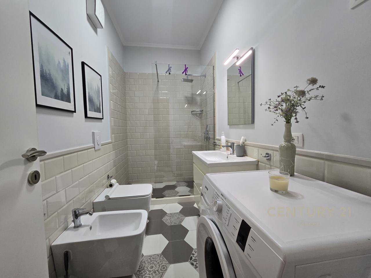 APARTAMENT 2+1 ME QIRA PRANE PAZARIT TE RI, TIRANE !!!