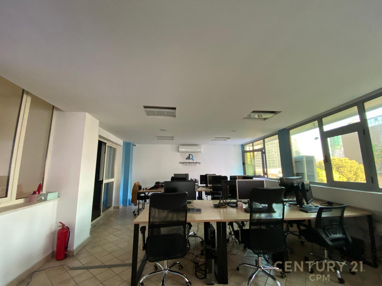 NEL CENTRO DI TIRANA AFFITTIAMO UFFICIO DI 306 M2