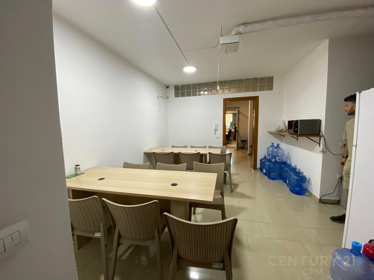 NEL CENTRO DI TIRANA AFFITTIAMO UFFICIO DI 306 M2