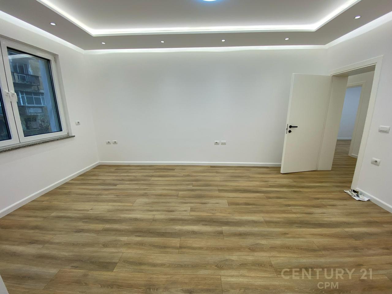 TEK KAFE FLORA JAPIM ME QIRA AMBIENT PER ZYRA OSE BIZNES