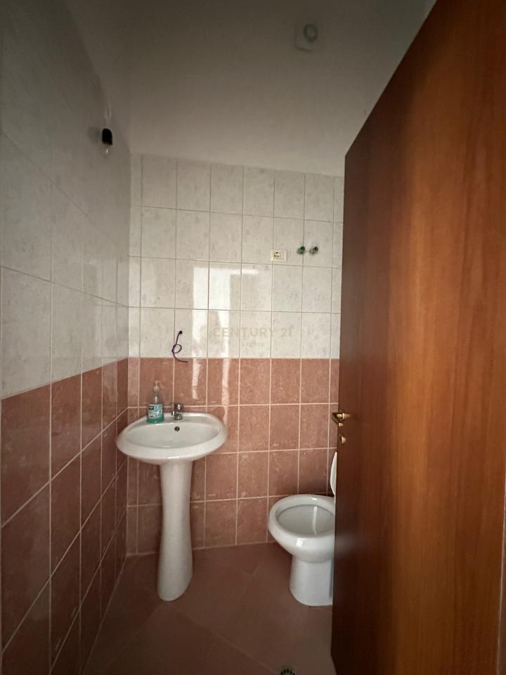 Locale commerciale (negozio) in affitto nella zona Fresku