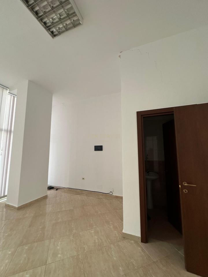 Locale commerciale (negozio) in affitto nella zona Fresku